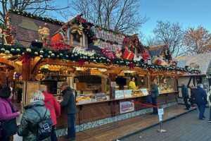 OČARAVAJUĆI ERFURT: Oko 200 drvenih kućica nude raznoliku ponudu, od tirinških kobasica do erfurtskog božićnog peciva