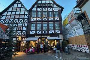 OČARAVAJUĆI ERFURT: Oko 200 drvenih kućica nude raznoliku ponudu, od tirinških kobasica do erfurtskog božićnog peciva