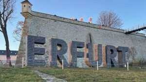 OČARAVAJUĆI ERFURT: Oko 200 drvenih kućica nude raznoliku ponudu, od tirinških kobasica do erfurtskog božićnog peciva