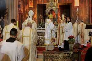 NADBISKUP KUTLEŠA SA MISE POLNOĆKE U ZAGREBU: Iz ruševina može niknuti nada, iz tame svjetlo, a iz poniznosti spasenje