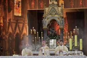 NADBISKUP KUTLEŠA SA MISE POLNOĆKE U ZAGREBU: Iz ruševina može niknuti nada, iz tame svjetlo, a iz poniznosti spasenje