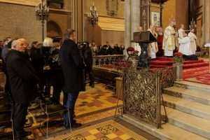 NADBISKUP KUTLEŠA SA MISE POLNOĆKE U ZAGREBU: Iz ruševina može niknuti nada, iz tame svjetlo, a iz poniznosti spasenje