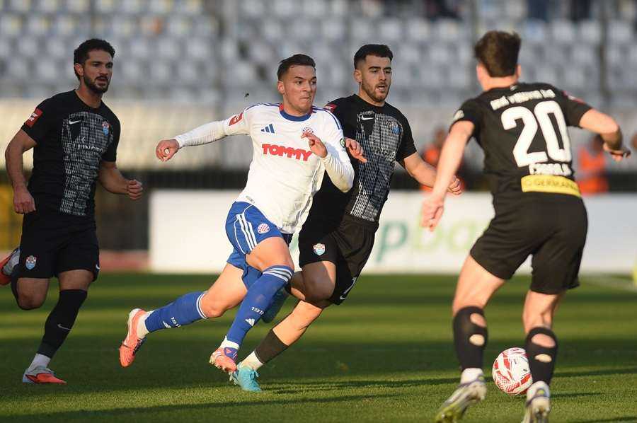 LUDNICA NA POLJUDU: Poništeni golovi, crveni kartoni i slavlje Hajduka Detalj s utakmice Hajduk - Vukovar / Foto: Hina