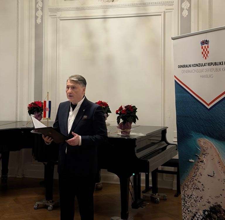 UOČI PRVE NEDJELJE DOŠAŠĆA: Ženska klapa Neverin gostovala u Hamburgu Generalni konzul RH u Hamburgu Kristijan Tušek / Foto: Fenix (IK