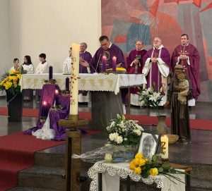 OPROŠTAJ OD POKOJNOG FRA IVANA KOVAČEVIĆA: Oko 30 svećenika, časnih sestara i mnoštvo vjernika na posljednjem ispraćaju u Hanauu