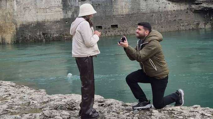 LJUBAV ISPOD STAROG MOSTA: Mladić je svoju djevojku iz Turske doveo u Mostar kako bi je zaprosio Eda i Abdullah u Mostaru / Foto: Fenix (Lucia Dokoza)