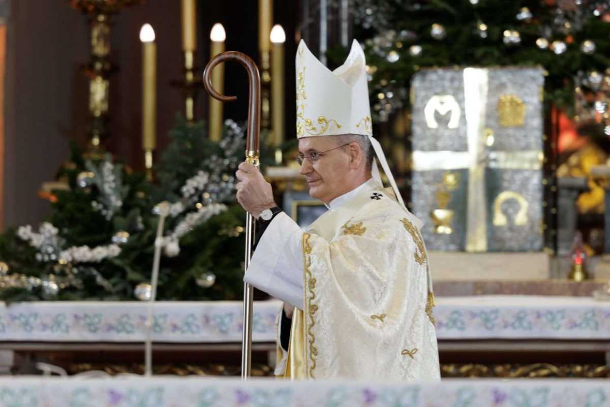 NADBISKUP KUTLEŠA SA MISE POLNOĆKE U ZAGREBU: Iz ruševina može niknuti nada, iz tame svjetlo, a iz poniznosti spasenje