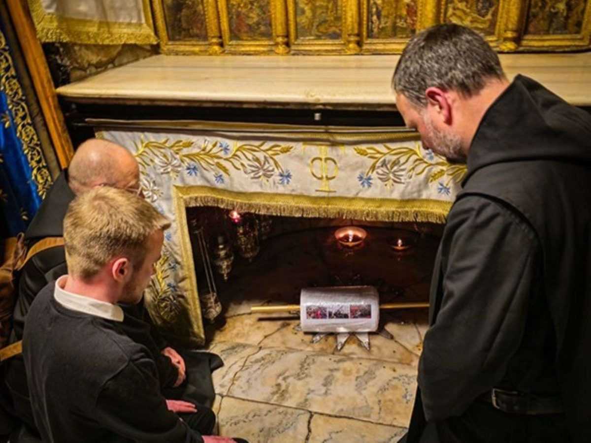 JERUZALEM: U Svetoj noći položen svitak sa 168.928 imena na mjesto Isusova rođenja u Betlehemu JERUZALEM: U Svetoj noći položen svitak sa 168.928 imena na mjesto Isusova rođenja u Betlehemu