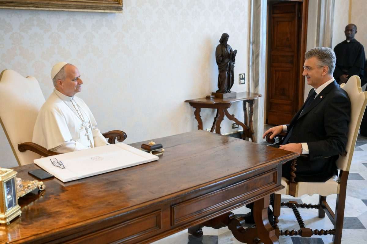 Plenković s papom, poklonio mu monografiju "Incunabula Croatica" / Foto: Hina