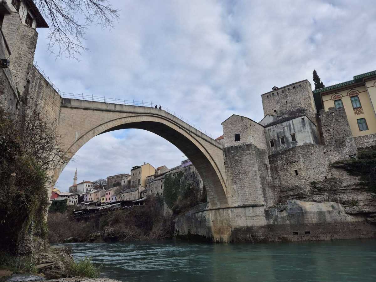 LJUBAV ISPOD STAROG MOSTA: Mladić je svoju djevojku iz Turske doveo u Mostar kako bi je zaprosio Stari most u Mostaru / Foto: Fenix (Lucia Dokoza)