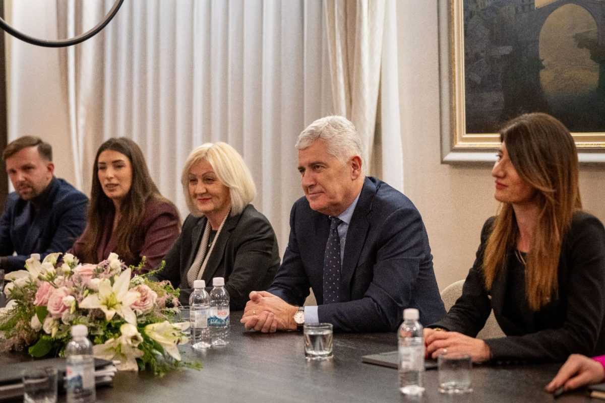 SASTANAK U MOSTARU: Politički vrh Hrvata u BiH s europarlamentarcima o ključnim reformama Čović, Krišto i Filipović sa Zovko i McAlliste
