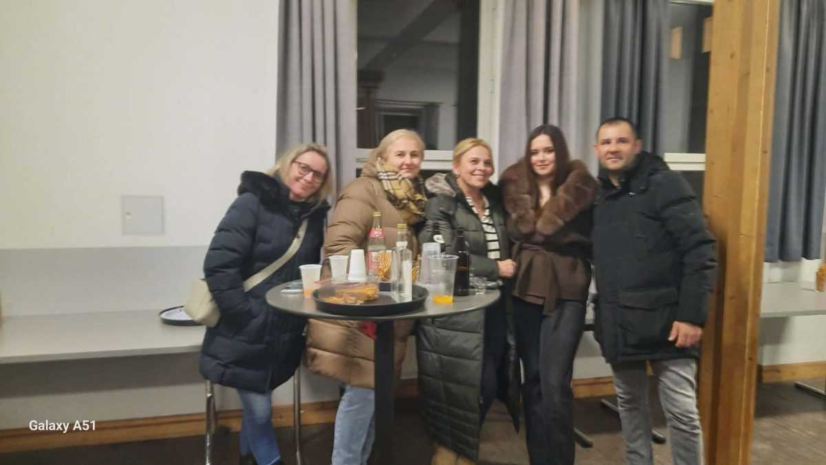 FILM „DIVA“ ODUŠEVIO PUBLIKU U AUGSBURGU: Skupina iz kraja Dive Grabovčeve pojavila se u tradicionalnim narodnim nošnjama