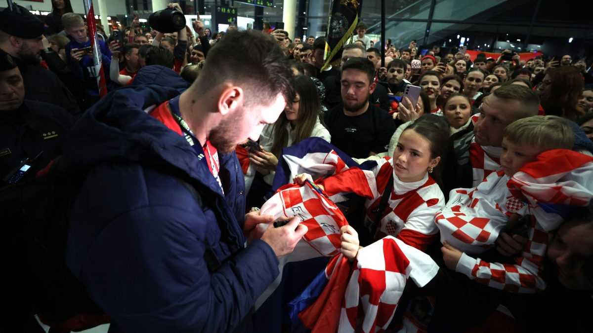 RUKOMETAŠI SE VRATILI U HRVATSKU: Oko 3 ujutro igrači su dočekani ovacijama uz pjesmu "Ako ne znaš šta je bilo".