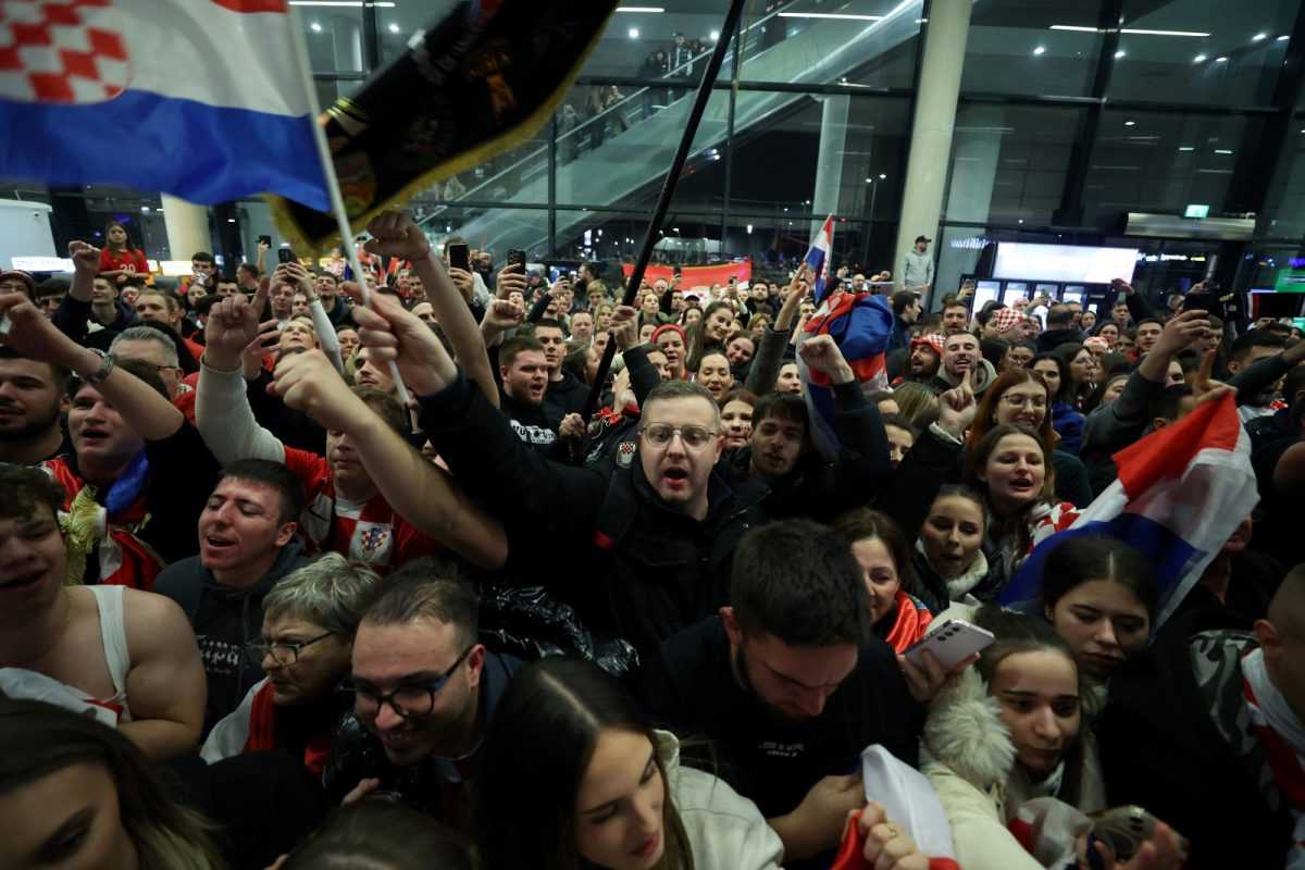 RUKOMETAŠI SE VRATILI U HRVATSKU: Oko 3 ujutro igrači su dočekani ovacijama uz pjesmu "Ako ne znaš šta je bilo".
