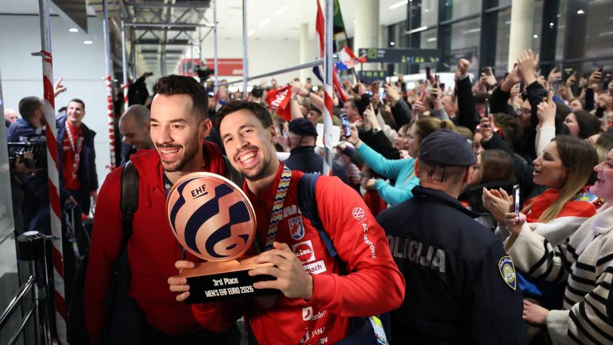 RUKOMETAŠI SE VRATILI U HRVATSKU: Oko 3 ujutro igrači su dočekani ovacijama uz pjesmu "Ako ne znaš šta je bilo".