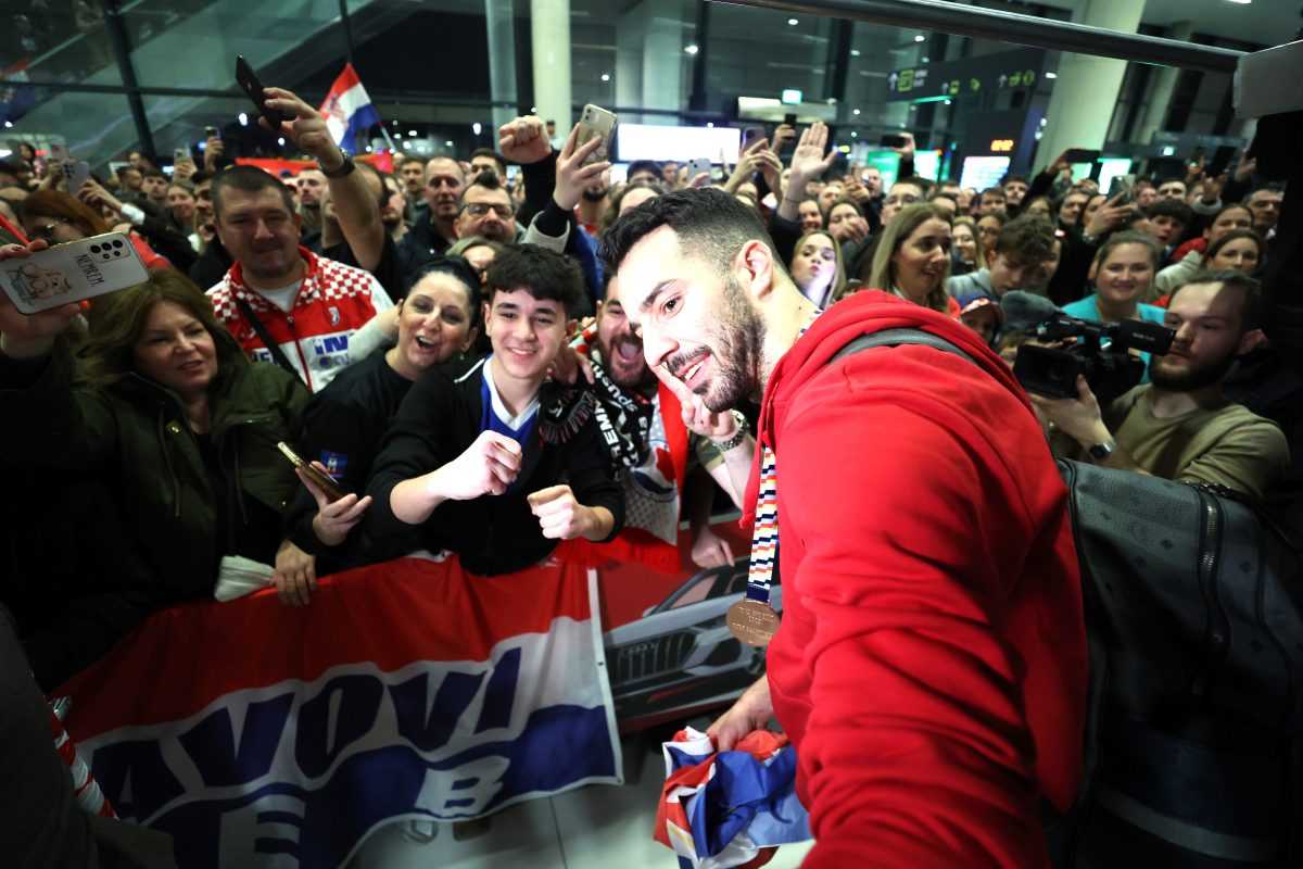 RUKOMETAŠI SE VRATILI U HRVATSKU: Oko 3 ujutro igrači su dočekani ovacijama uz pjesmu "Ako ne znaš šta je bilo".