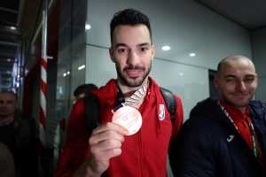 RUKOMETAŠI SE VRATILI U HRVATSKU: Oko 3 ujutro igrači su dočekani ovacijama uz pjesmu "Ako ne znaš šta je bilo".