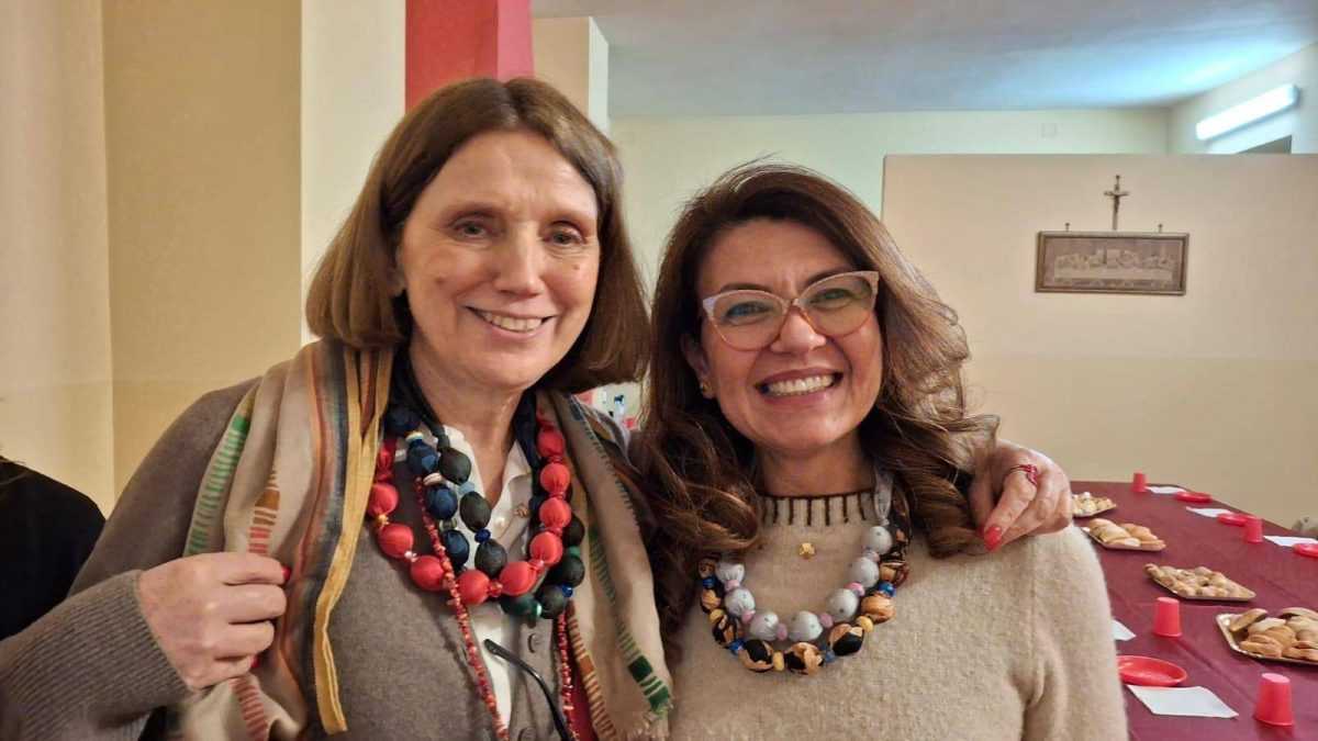 OKUPILE SE HRVATICE U RIMU: „Ženske ćakule & kravate“ - uz ćakulu izrađivale ogrlice od recikliranih kravata