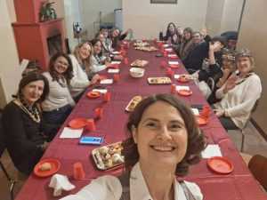 OKUPILE SE HRVATICE U RIMU: „Ženske ćakule & kravate“ - uz ćakulu izrađivale ogrlice od recikliranih kravata