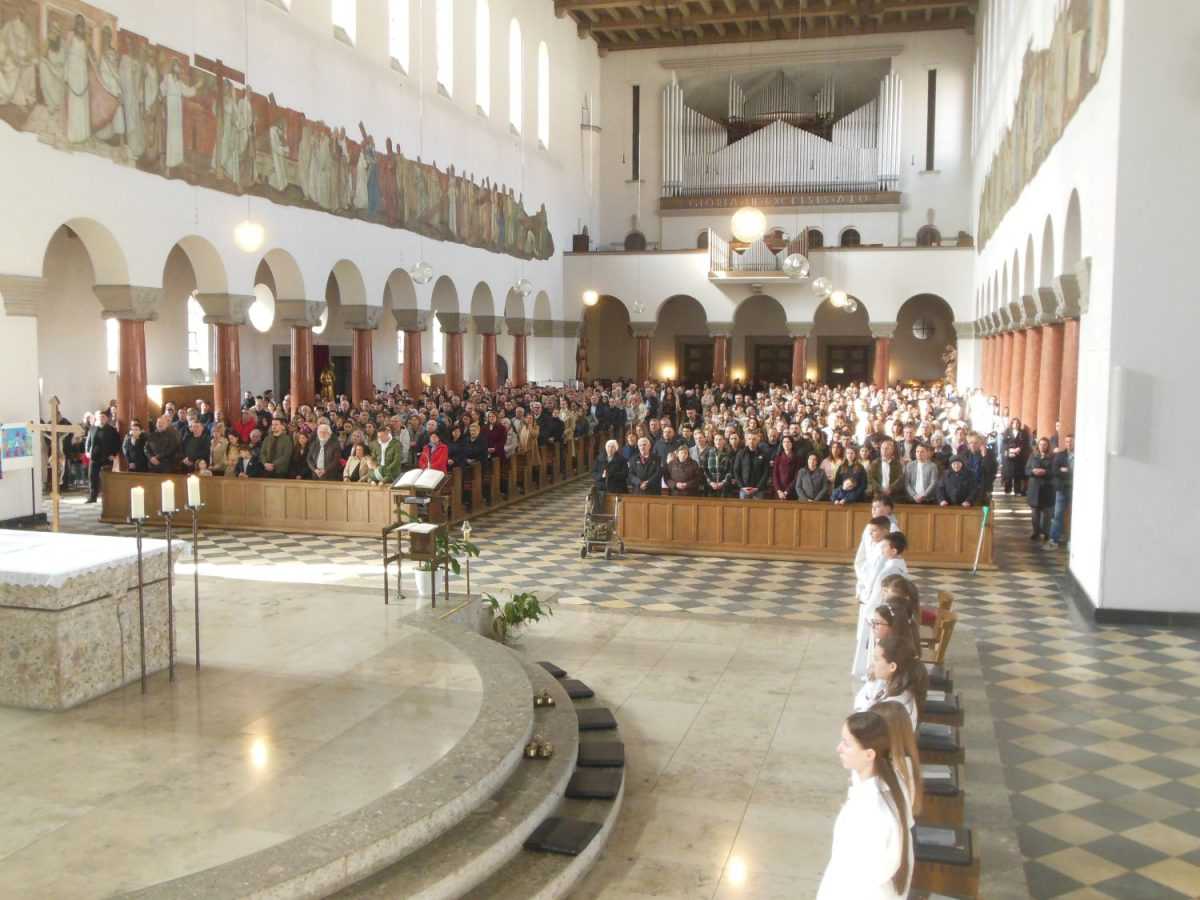 MÜNCHEN: Zbor pjevača iz Njemačke, Švicarske, Austrije i Hrvatske izveli duhovni koncert o muci Kristovoj