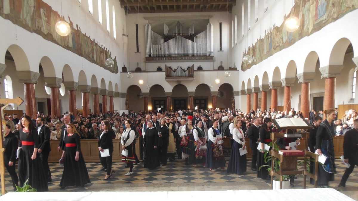MÜNCHEN: Zbor pjevača iz Njemačke, Švicarske, Austrije i Hrvatske izveli duhovni koncert o muci Kristovoj