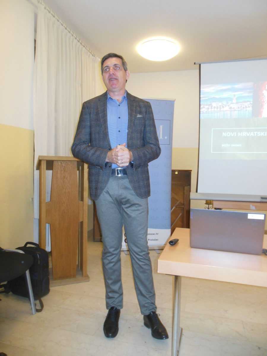 Prof. dr. sc. Božo Skoko ns tribini u HKŽ München / Foto: Fra Jozo Župić