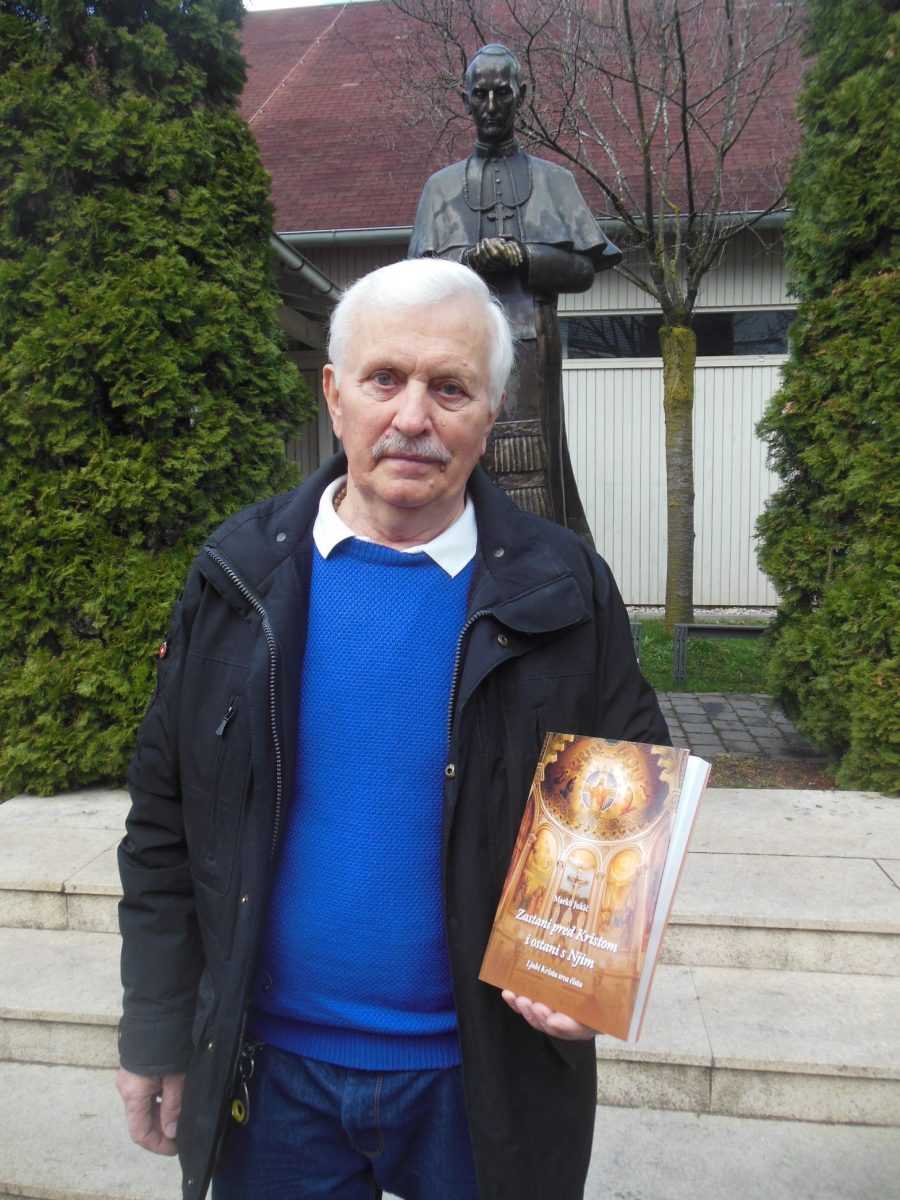 Na slici Marko Jukić sa svojom novom knjigom pred kipom Bl. Alojzija Stepinca u HKŽ München / Foto: Fra Jozo Župić