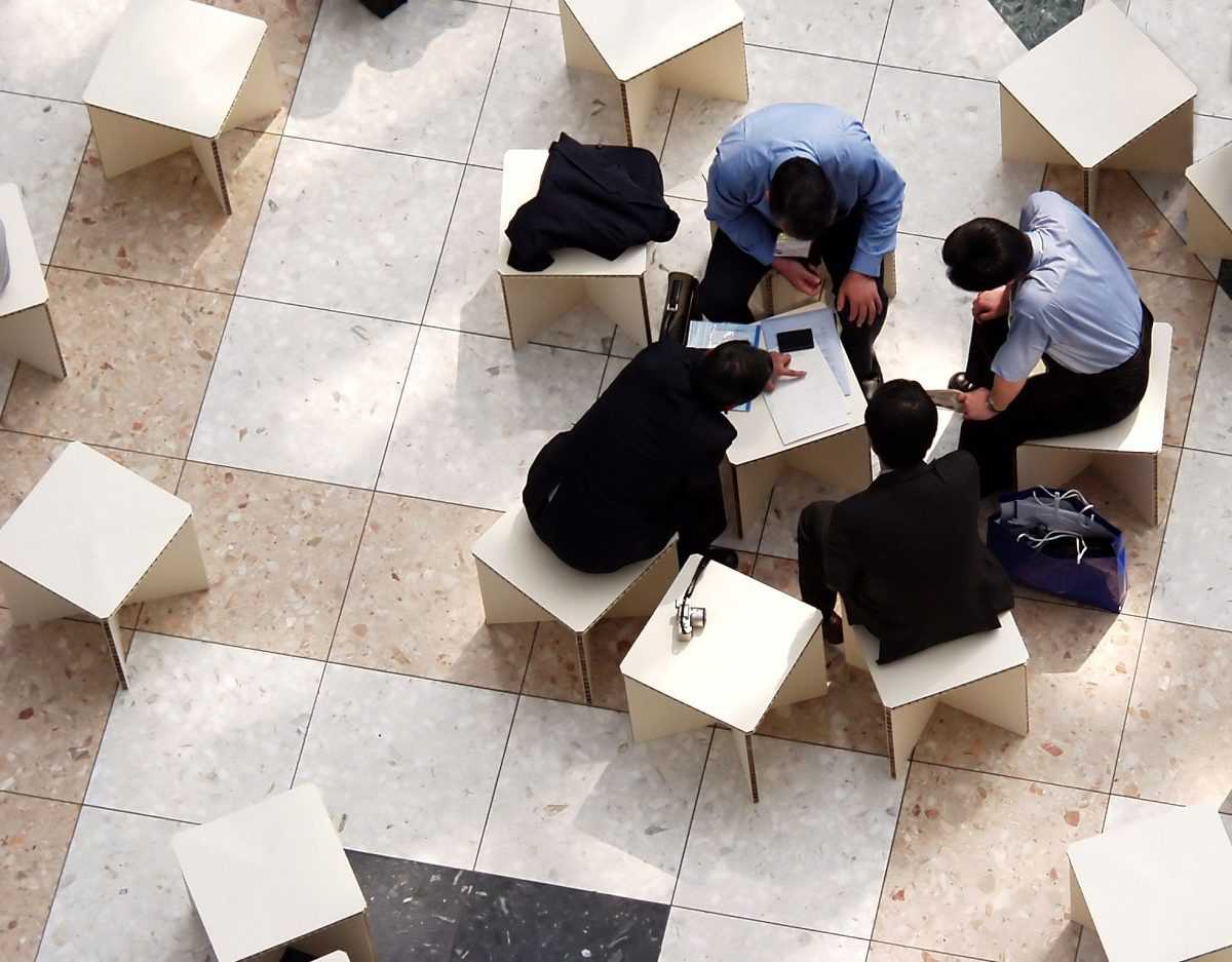 Poslovne osobe za stolom / Foto: Promo