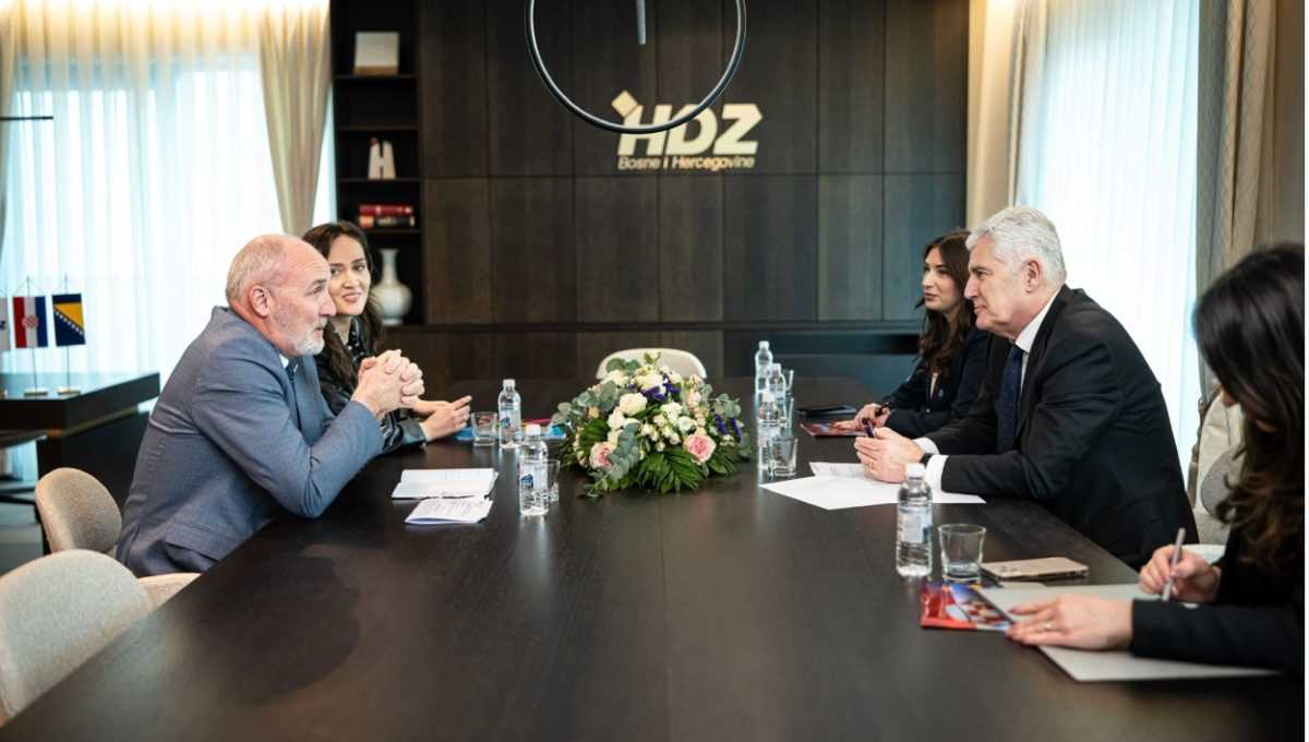 Sastanak Dragana Čovića i veleposlanika Švicarske u BiH, Nj. E. Gabrielea Derighettija/ Foto: HDZ BiH