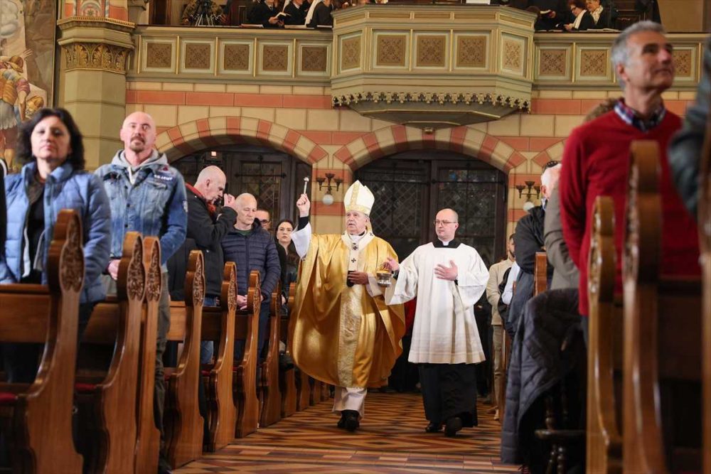 SNAŽNE PORUKE: Uskrsne mise održane širom regije, pozivi na mir, dostojanstvo i borbu protiv nasilja