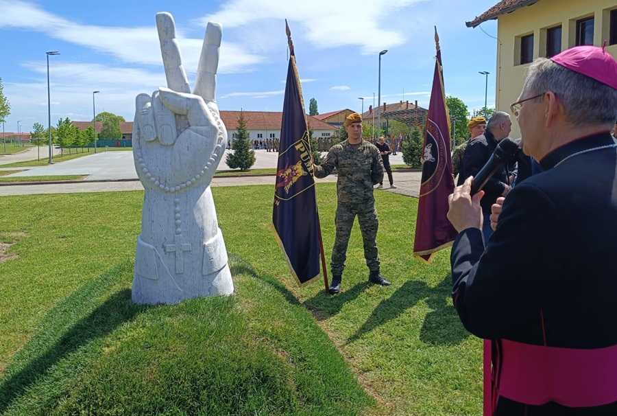RUKA BRANITELJA S KRUNICOM IZRANJA IZ HUMKA: U varaždinskoj vojarni otvoreno spomen-obilježje "Pobjeda" Otkriven spomenik "Pobjeda" u čast poginulim Pumama / Foto: Hina