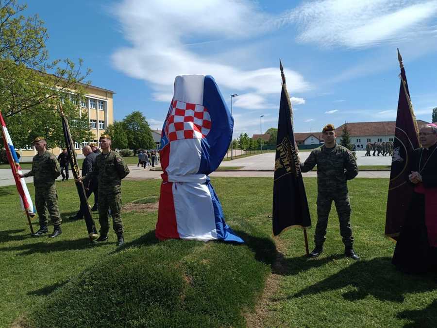 RUKA BRANITELJA S KRUNICOM IZRANJA IZ HUMKA: U varaždinskoj vojarni otvoreno spomen-obilježje "Pobjeda" Otkriven spomenik "Pobjeda" u čast poginulim Pumama / Foto: Hina