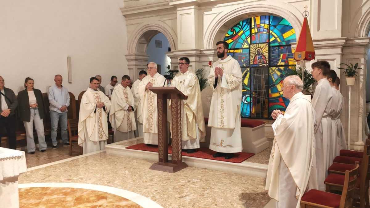 ZNAČAJAN DOGAĐAJ ZA SINJ: Blagoslov kapele sv. Franje i nove dvorane za hodočasnike Blagoslov kapele sv. Franje i nove dvorane za hodočasnike / Foto: Fenix (MV)