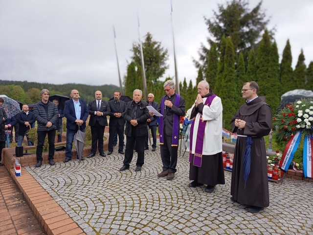81. OBLJETNICA: Veleposlanik Glunčić položio vijence žrtvama Bleiburške tragedije i Križnog puta 81. OBLJETNICA: Veleposlanik Glunčić položio vijence žrtvama Bleiburške tragedije i Križnog puta