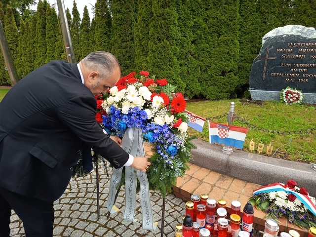 81. OBLJETNICA: Veleposlanik Glunčić položio vijence žrtvama Bleiburške tragedije i Križnog puta 81. OBLJETNICA: Veleposlanik Glunčić položio vijence žrtvama Bleiburške tragedije i Križnog puta