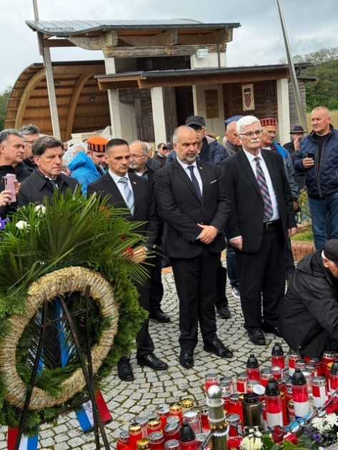 81. OBLJETNICA: Veleposlanik Glunčić položio vijence žrtvama Bleiburške tragedije i Križnog puta 81. OBLJETNICA: Veleposlanik Glunčić položio vijence žrtvama Bleiburške tragedije i Križnog puta
