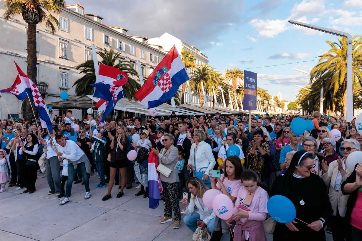HOD ZA ŽIVOT U SPLITU: Pod geslom "Prvi korak je zakon" zatraženo da se nerođeno dijete zaštiti zakonom