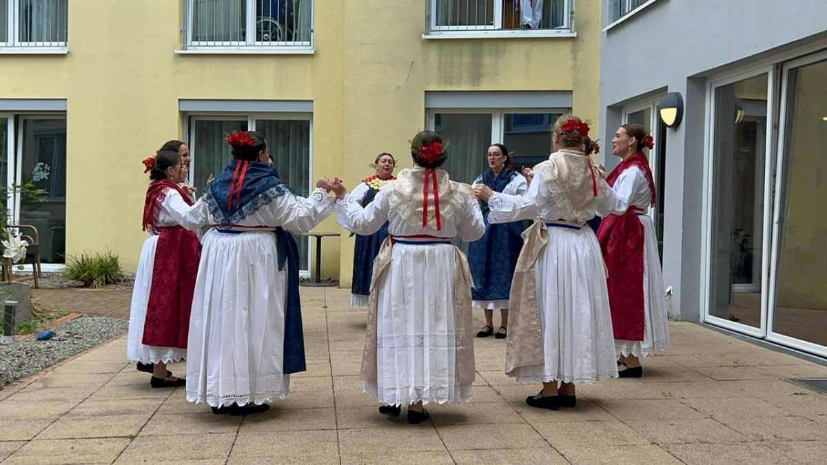 FOLKLOROM DO SRCA: KUD Croatia Heilbronn pjesmom i plesom razveselio stanare doma „Haus am See“