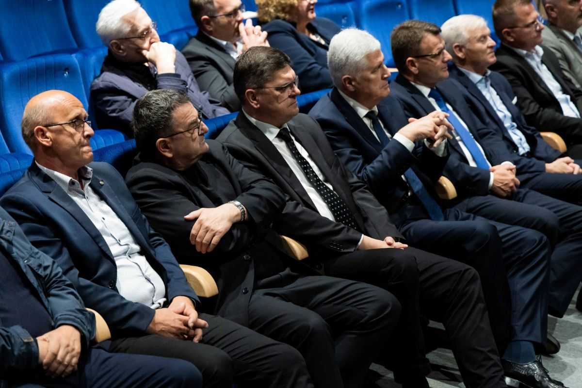 SPOMEN BRANITELJIMA POSAVINE: Herojstvo 106. brigade HVO Orašje trajno je zapisano u monografiji SPOMEN BRANITELJIMA POSAVINE: Herojstvo 106. brigade HVO Orašje trajno je zapisano u monografiji