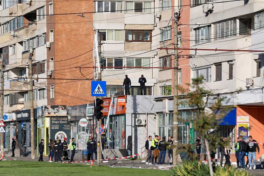 DRAMA U RUMUNJSKOJ: Ruski dron pao na stambenu zgradu, ima ozlijeđenih Dron udario u zgradu u Rumunjskoj / Foto: Anadolu