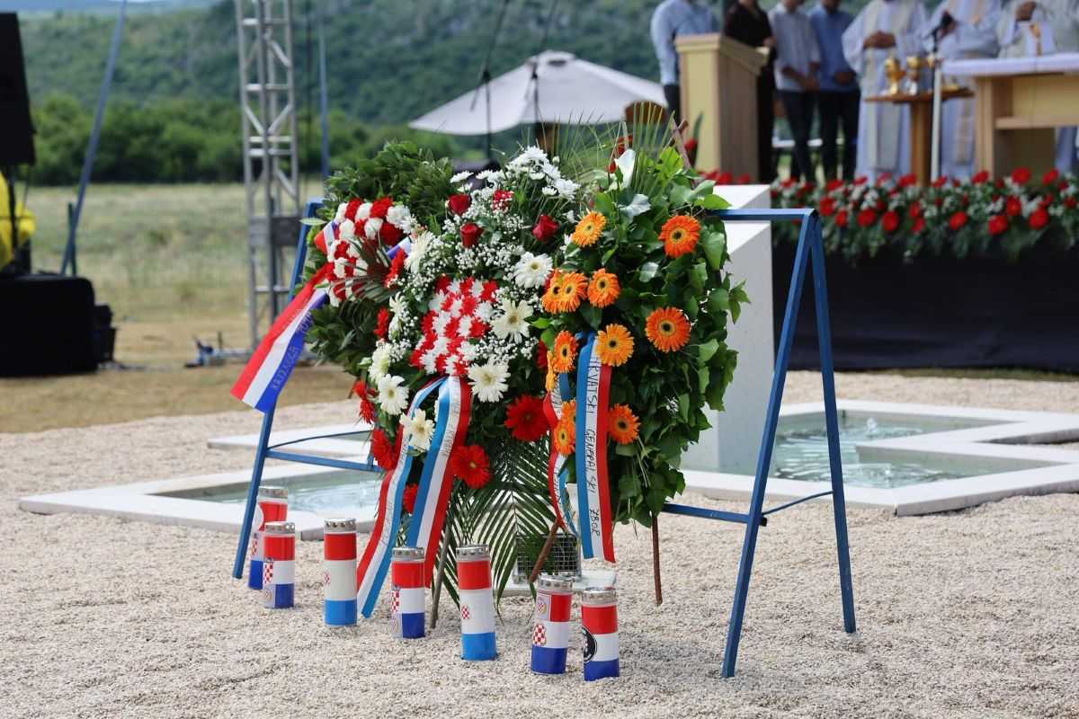 KOMEMORACIJA KOD STOCA: Na Radimlji odana počast žrtvama Križnog puta KOMEMORACIJA KOD STOCA: Na Radimlji odana počast žrtvama Križnog puta
