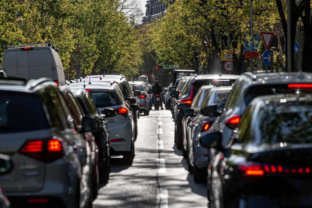 automobili guzva cesta vozac gorivo