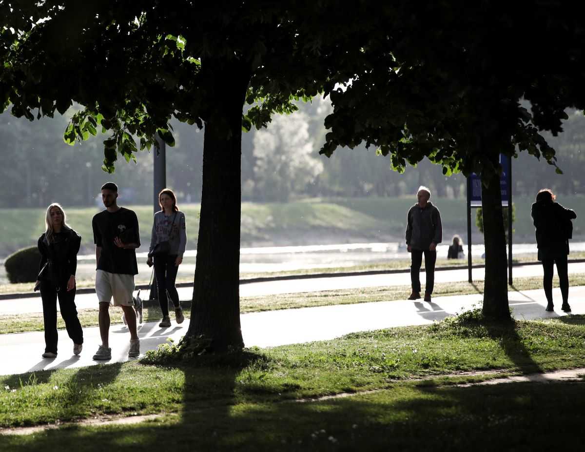 ljudi setnja park mirovine