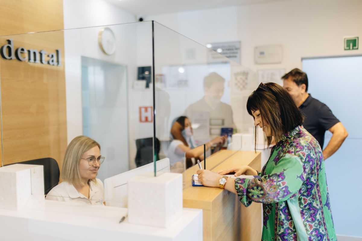 STOMATOLOŠKA POLIKLINIKA SALONA DENTAL: Centar vrhunske stomatologije u Dalmaciji STOMATOLOŠKA POLIKLINIKA SALONA DENTAL: Centar vrhunske stomatologije u Dalmaciji