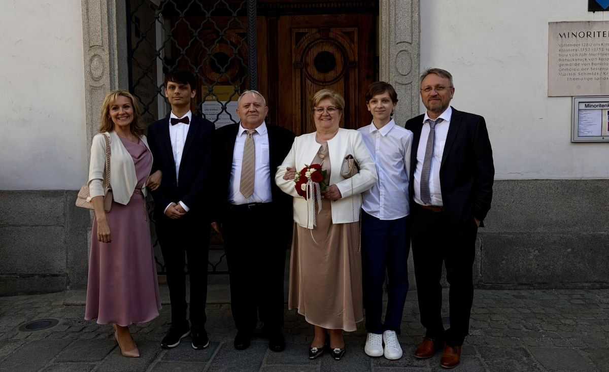 HRVATSKI BRAČNI PAR IZ AUSTRIJE: Najlakše je reći da je kraj, ali treba ustrajati! Bračni par Škvorić sa svojim mlađim članovima obitelji / Foto: Fenix (Slavko Galović)