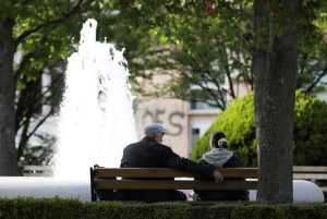 umirovljenici park par