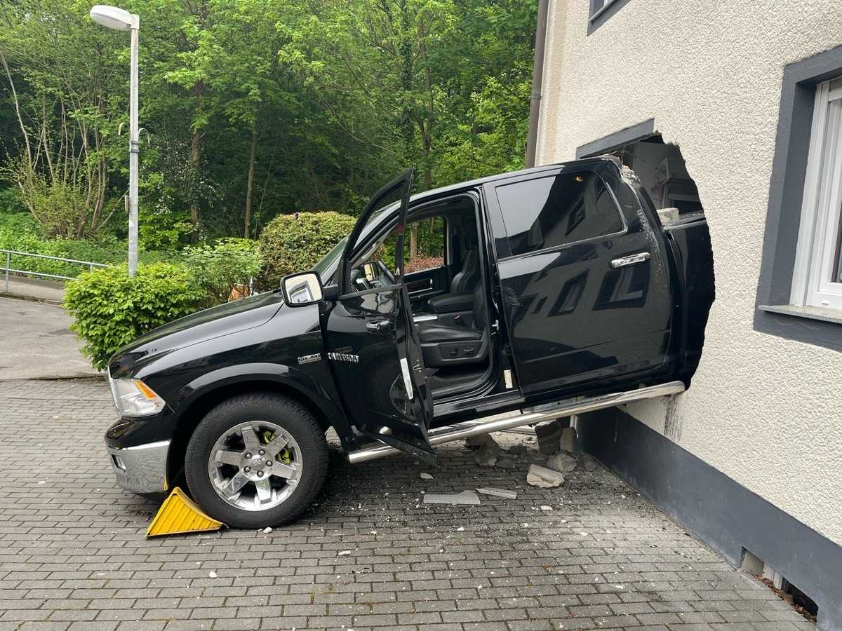 Vozilo mu završilo u kuhinji / Foto: Fenix (Policijska uprava Ennepe-Ruhr-Kreis)