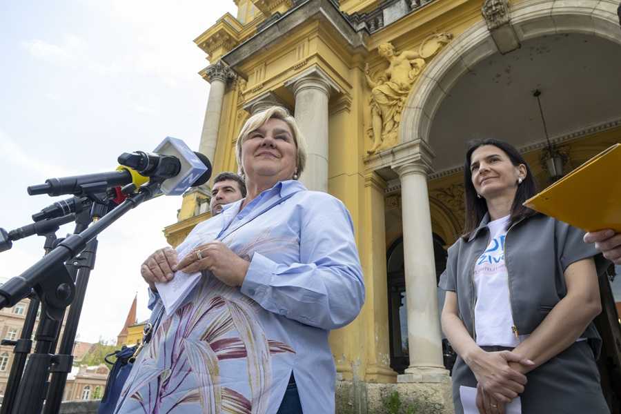HOD ZA ŽIVOT UZ THOMPSONA I MINISTRA ŠIPIĆA: Okupljeni pjevali s poznatim pjevačem, ako se ne okrenemo životu, Hrvatske neće biti HOD ZA ŽIVOT UZ THOMPSONA I MINISTRA ŠIPIĆA: Okupljeni pjevali s poznatim pjevačem, ako se ne okrenemo životu, Hrvatske neće biti