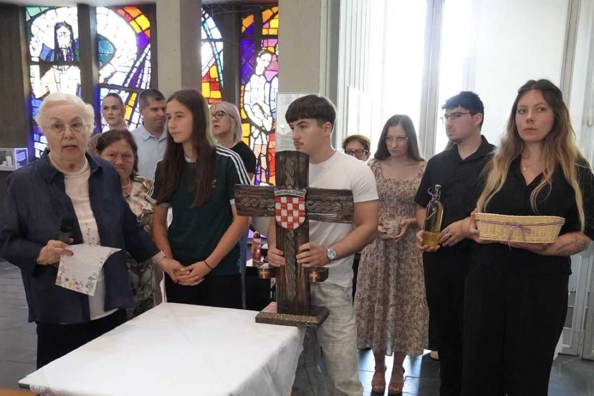 ZAHVALA ZA 40 GODINA PREDANOSTI: Hrvatski vjernici HKM Feldkirch ispratili svog dugogodišnjeg dušobrižnika i pastoralnu suradnicu