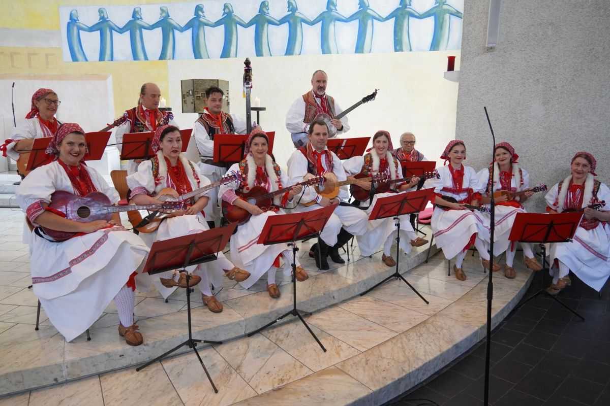 ZAHVALA ZA 40 GODINA PREDANOSTI: Hrvatski vjernici HKM Feldkirch ispratili svog dugogodišnjeg dušobrižnika i pastoralnu suradnicu